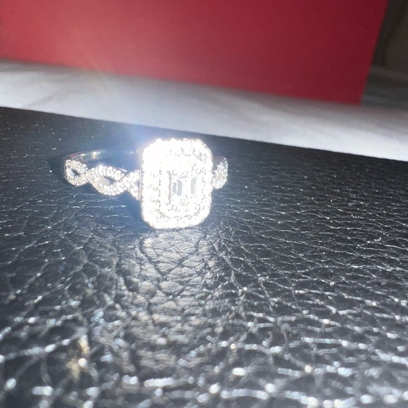 BEAUTIFUL EMERALD CUT DIAMOND ENGAGEMENT RING 💍 - Picture 6 of 8